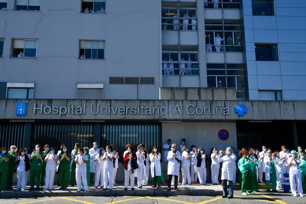 Aplauso de las fuerzas de seguridad al personal del Hospital de A Coruña