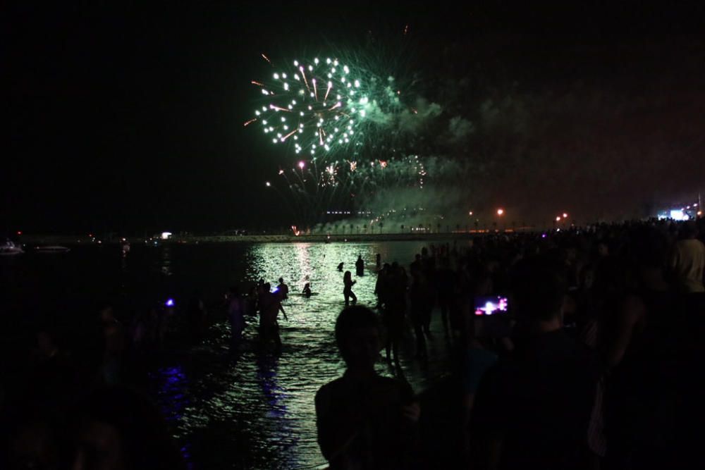 Como es tradición, el espectáculo pirotécnico da paso a días de fiesta en Málaga. Y como cada año, cientos de jóvenes siguieron los fuegos desde la playa de La Malagueta