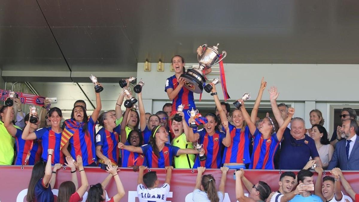 Las jugadoras del Barça femenino celebran la Copa lograda ante el Atlético de Madrid.