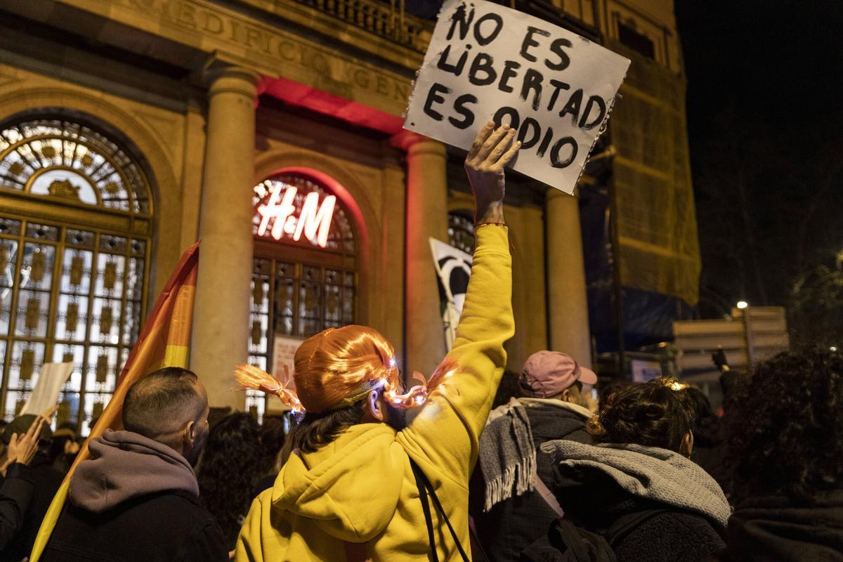 Manifestación frente al Consulado de Argentina en Barcelona contra Milei por dichos anti LGTB+ en Davos