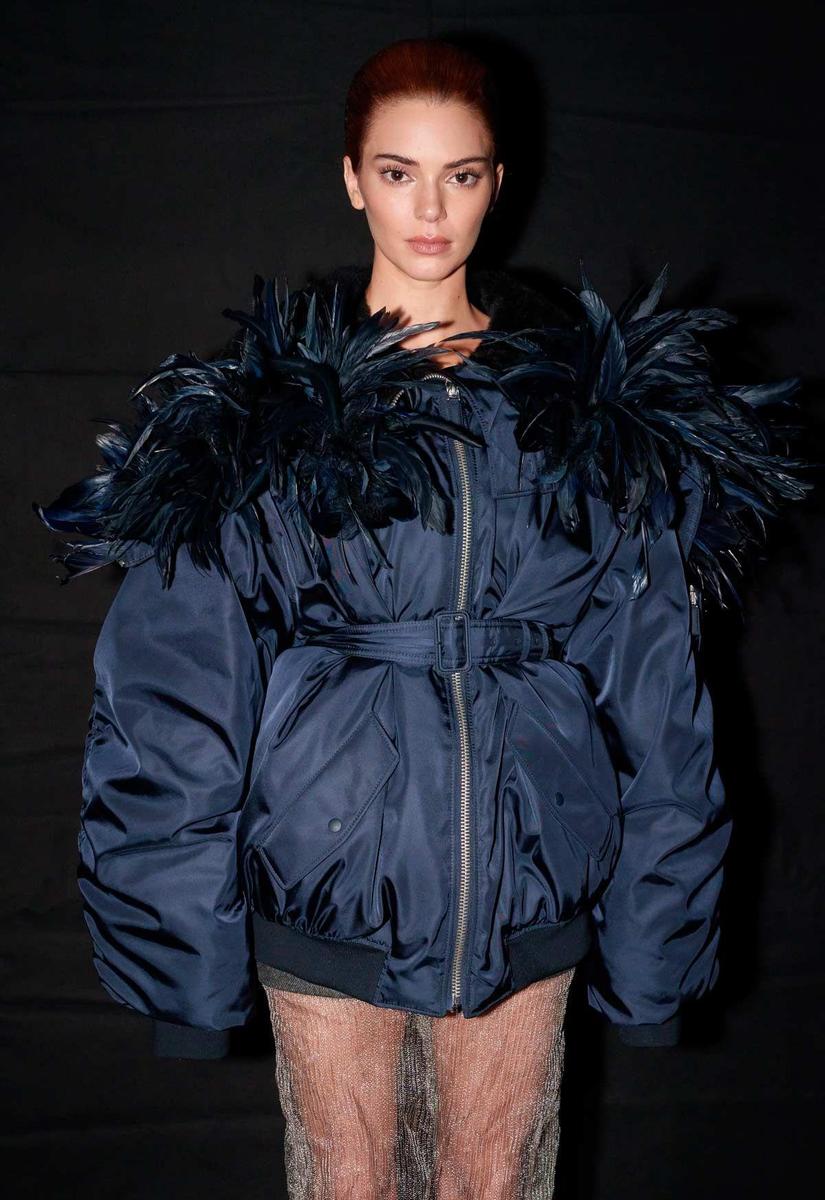 Kendall Jenner en el backstage del desfile de Prada otoño-invierno 2022-2023 con chaqueta bomber