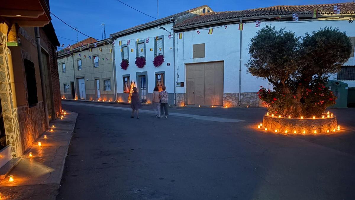 Recorrido de la procesión de Santa Colomba de las Monjas, decorado con velas.