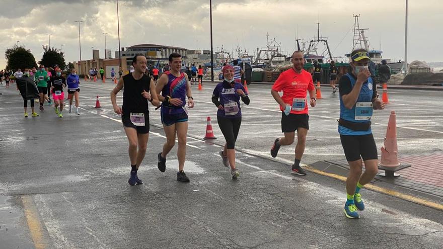 Los corredores de la Mitja Marató de Santa Pola comienzan a llegar