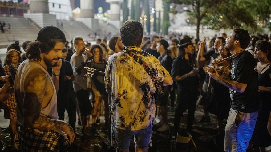 Fiestas de Sants acaban en un botellón multitudinario en el Parc de l'Espanya Industrial