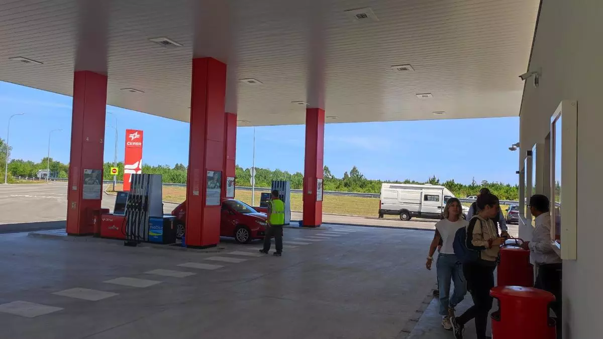 Así es por dentro el área de servicio de La Caridad, la primera del Occidente en la A-8: Desde cafetería con patio interior a duchas y zona de descanso para camioneros