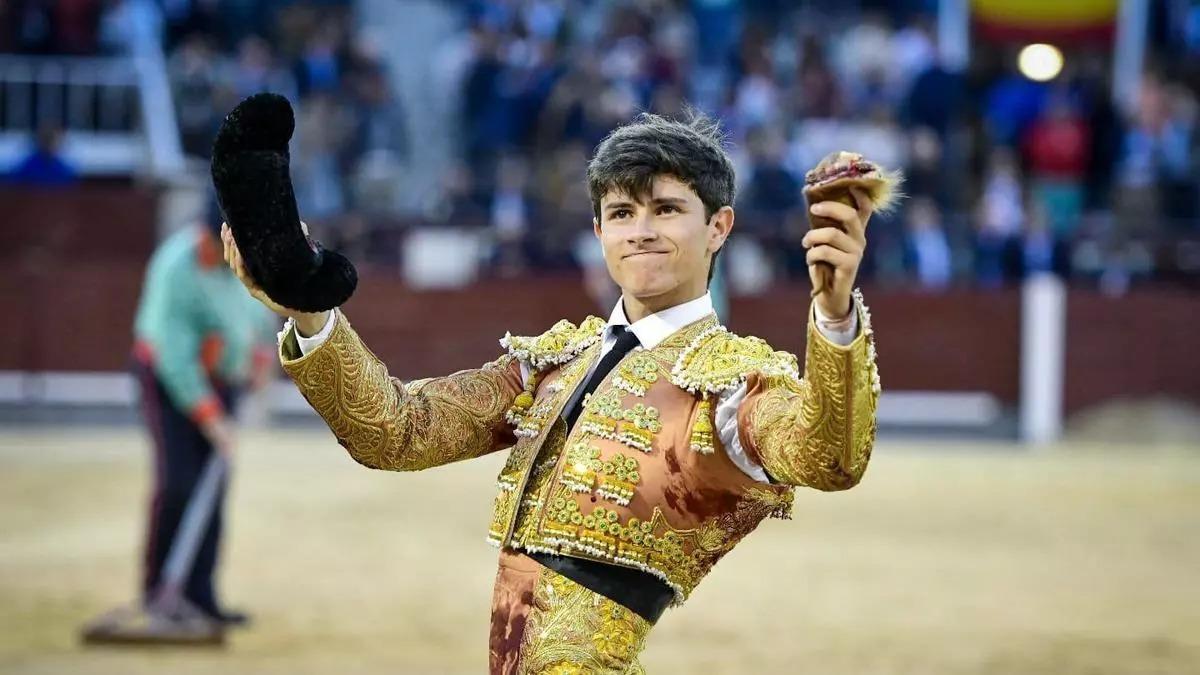 Aarón Palacio, triunfo en mano, saluda al público.