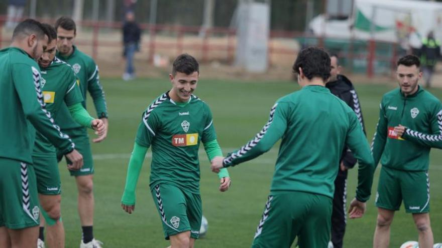 Los futbolistas del Elche entrenando en el polideportivo de Altabix