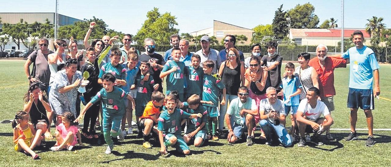 El Alaró benjamín A celebra con sus familiares la consecución del título de Liga después de firmar una gran temporada.