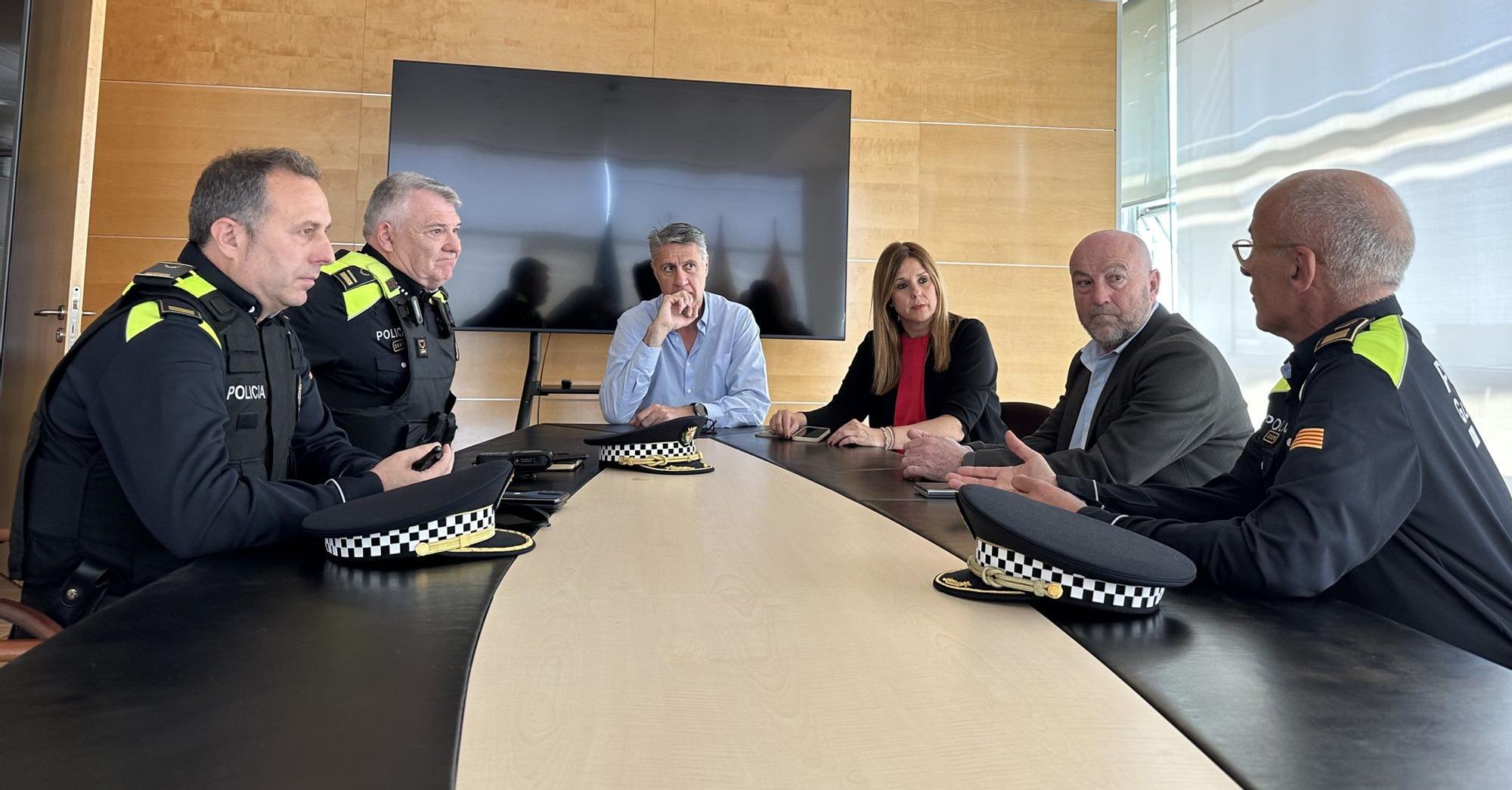 El alcalde Albiol, reunido con dirigentes de la Guardia Urbana de Badalona tras los primeros minutos del gran apagón