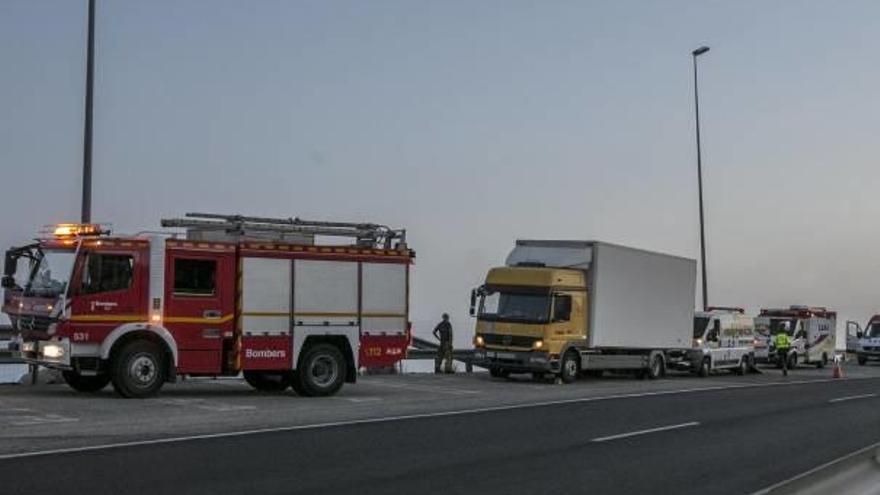 Fallece un hombre tras quedar atrapado bajo  un camión en la A-70