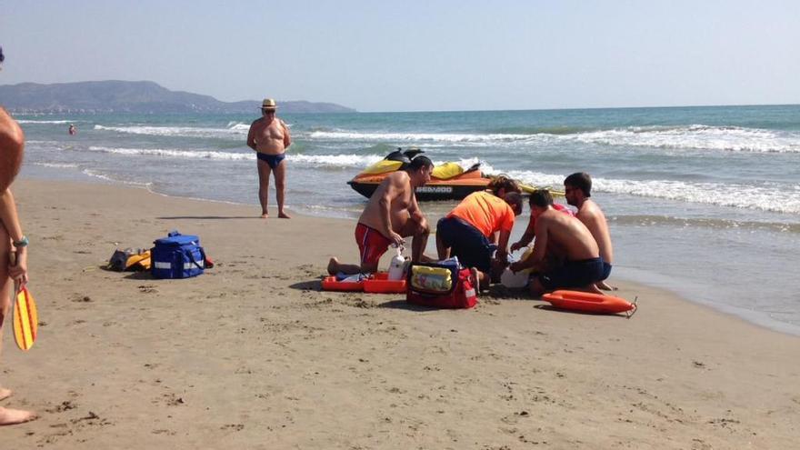 Fallece tras sufrir un paro cardiaco mientras se bañaba en la playa del Pinar