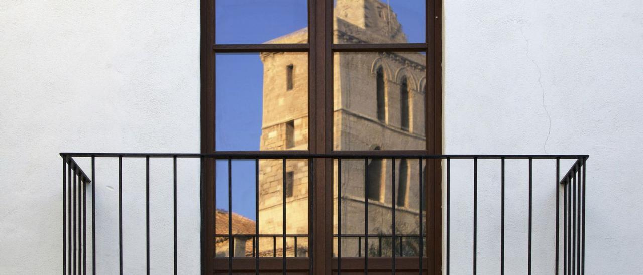 Reflejo de Dalt Vila en una ventana