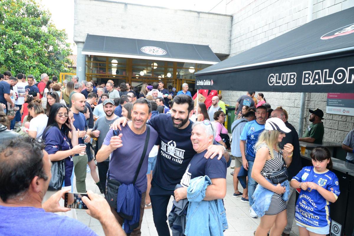 El portero cangués de la selección española de balonmano, Rodrigo Corrales, no se quiso perder ayer la fiesta en O Gatañal y acudió a animar al Frigoríficos del Morrazo.