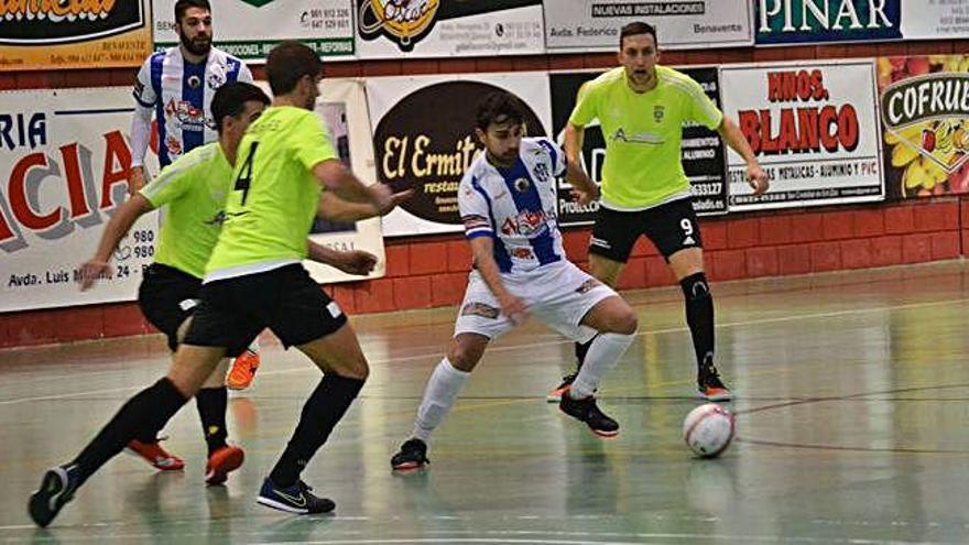 Charly rodeado de rivales en el partido de ida ante los palentinos.