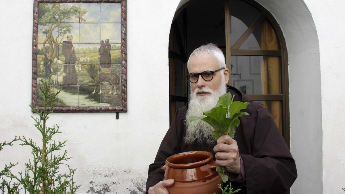 El autor del recetario, fray Valentí Serra, ayer, en el convento sevillano de los capuchinos. / José Luis Montero