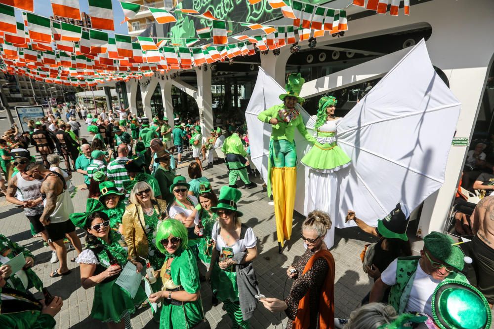 Cientos de turistas y vecinos celebran la fiesta nacional irlandesa y tiñen las calles de verde