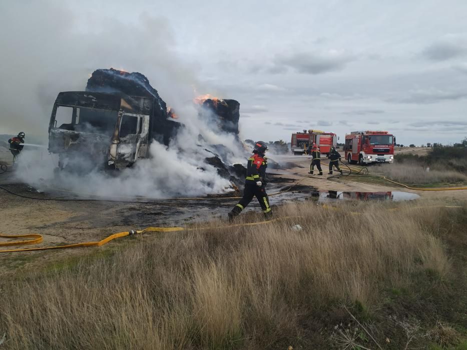 Las imágenes del incendio de un camión en N-122, a la altura de Muelas del Pan