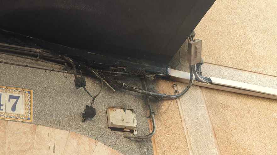 Susto en el bar Las Palmeras de Badajoz al arder el cableado de la fachada