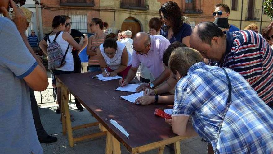 Vecinos de Fuentes de Ropel firmando la petición de un pediatra