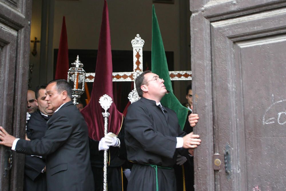 Antes de contar con su oratorio, las Penas saliendo de la iglesia de San Julián.