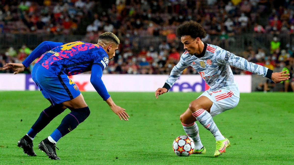 Sané intenta driblar a Araujo en el encuentro de Champions en el Camp Nou