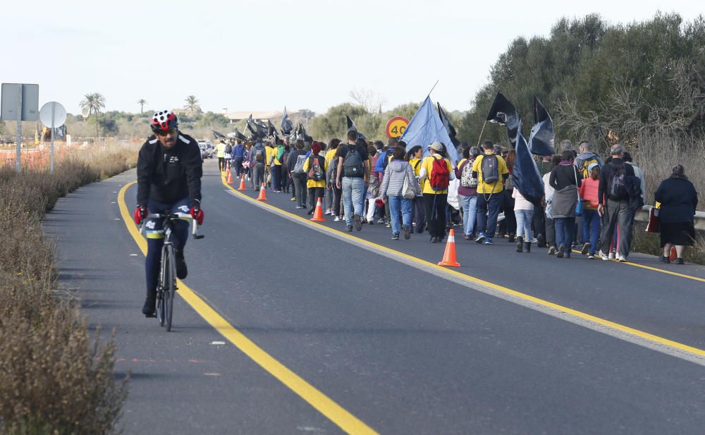 Unas 300 personas marchan contra  la autopista entre Campos y Llucmajor