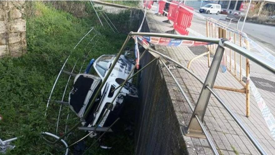Dos policías caen por un terraplén durante una persecución en Pontevedra
