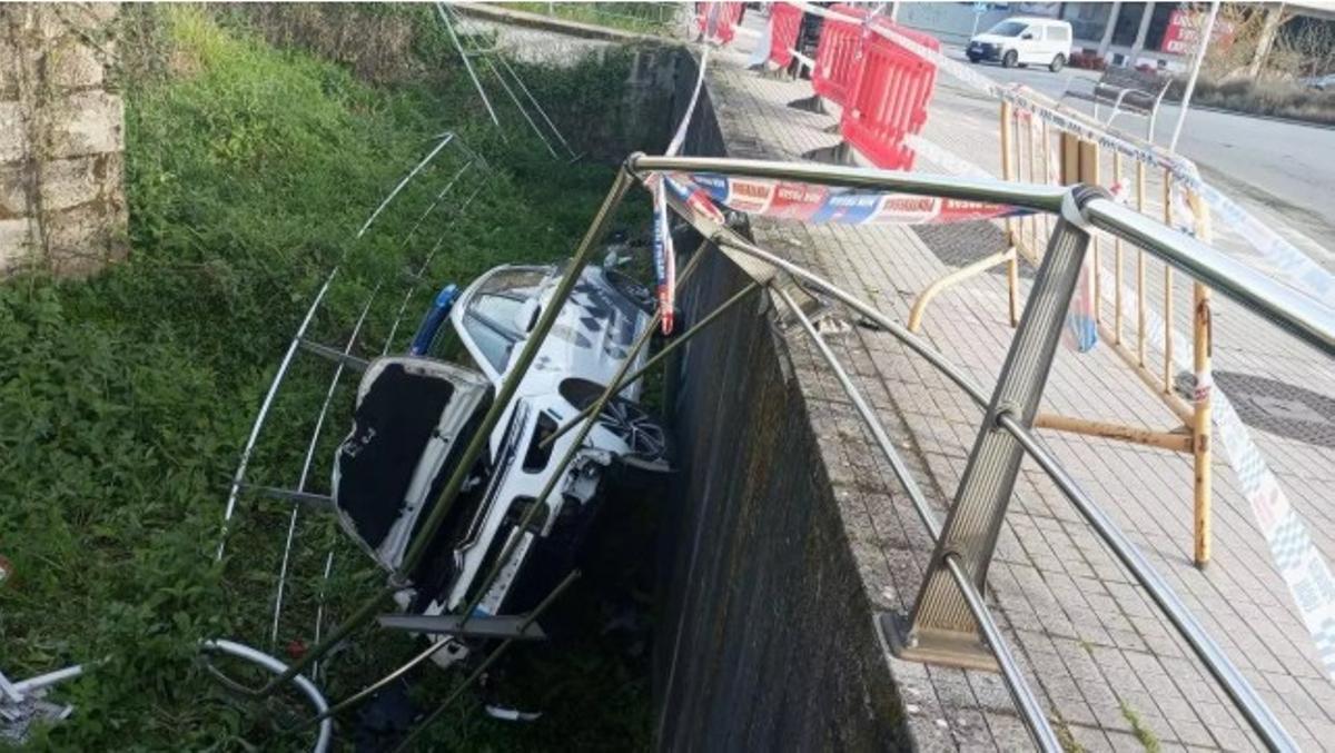 Coche policial volcado, en la mañana de este viernes en Pontevedra.