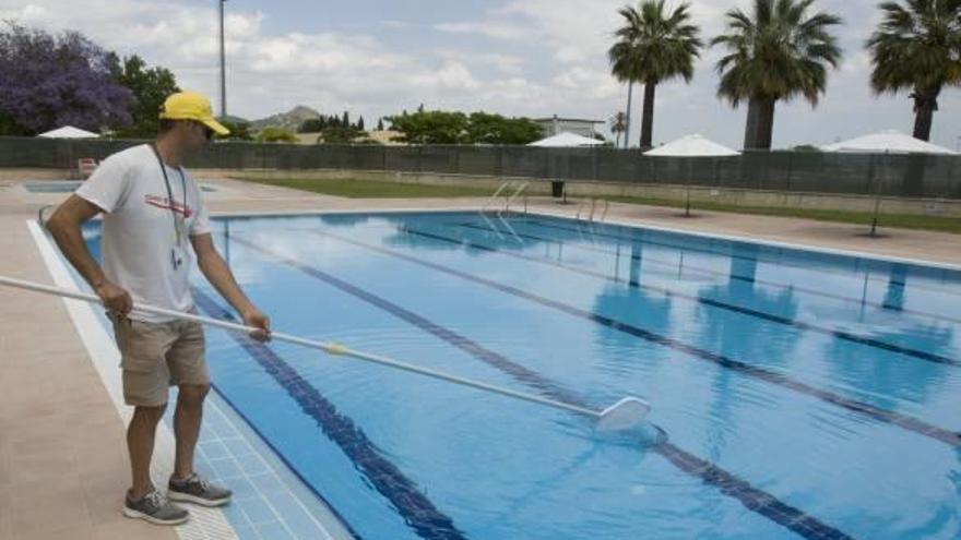 Un operario deja completamente lista la piscina de la Ciutat de l&#039;Esport, ayer por la tarde.