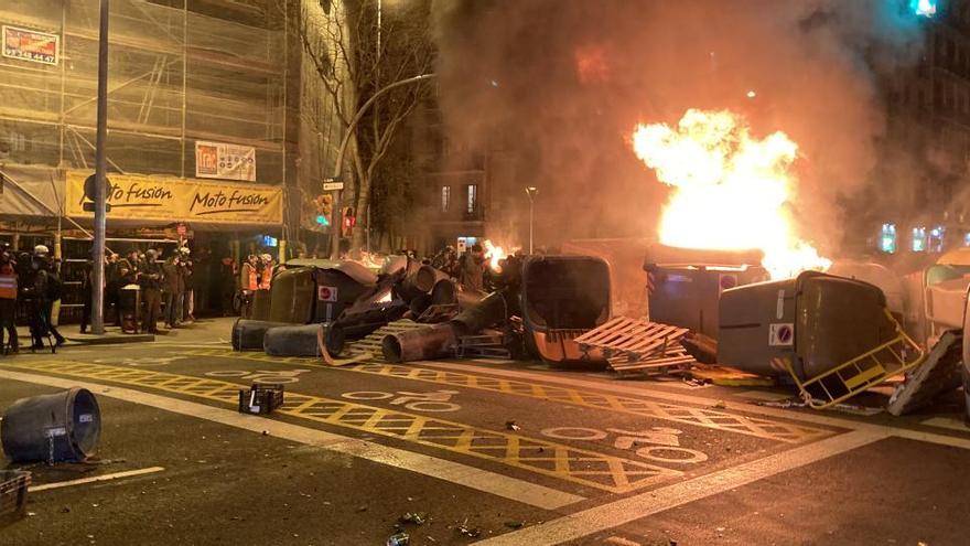 Una barricada amb contenidors d&#039;escombraries en flames al carrer Aragó de Barcelona en la tercera nit de protestes per l&#039;empresonament de Pablo Hasel