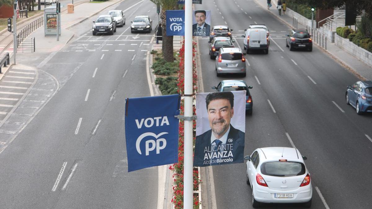 Las banderolas con la cara de Barcala junto al Postiguet.