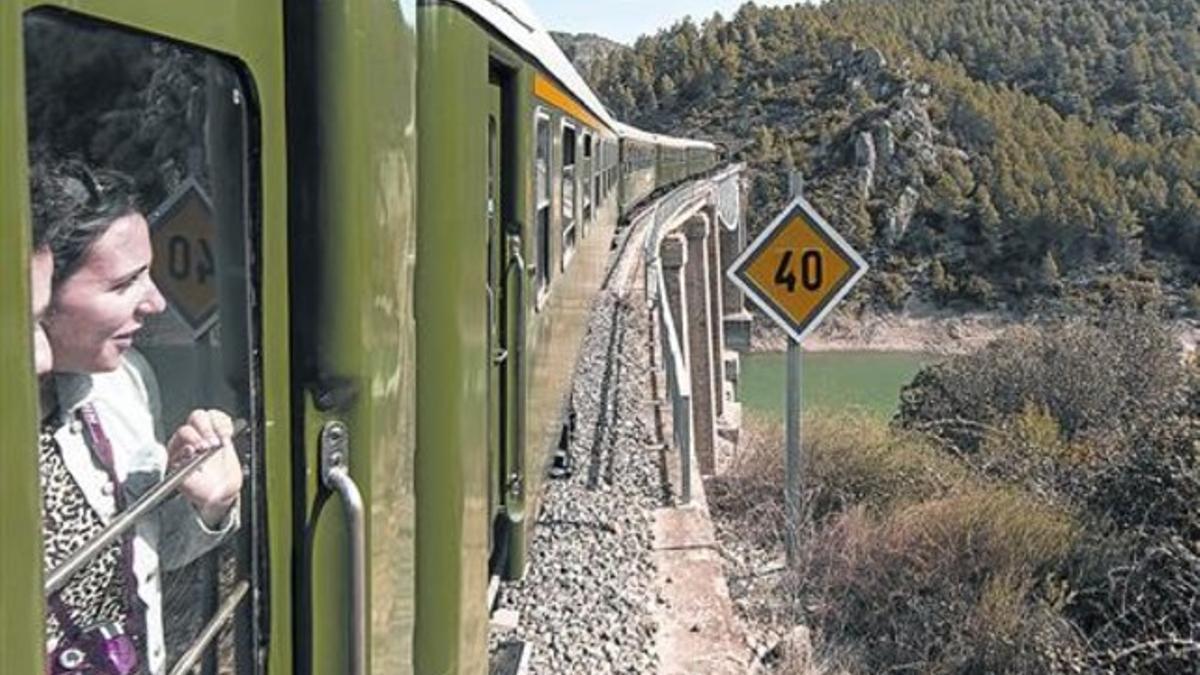 Una pasajera del Tren dels Llacs observa el paisaje.