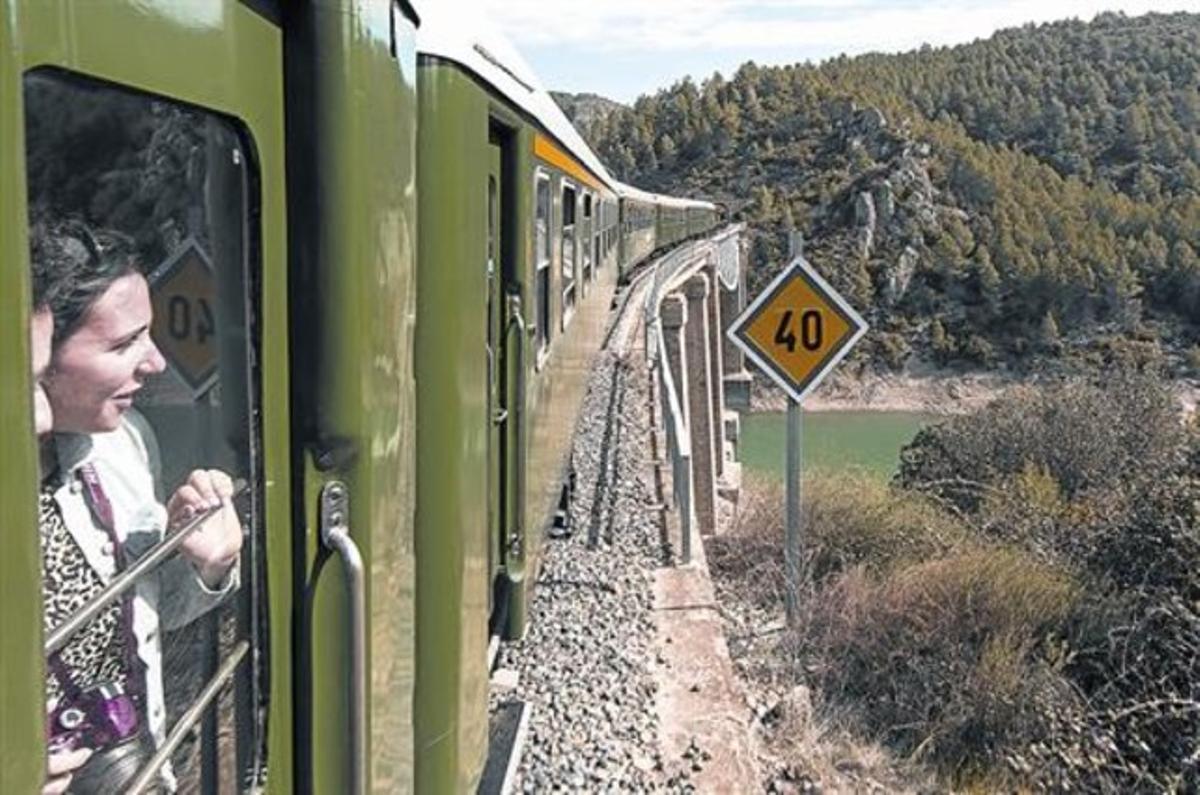 Una passatgera del Tren dels Llacs observa el paisatge. Una passatgera del Tren dels Llacs observa el paisatge.