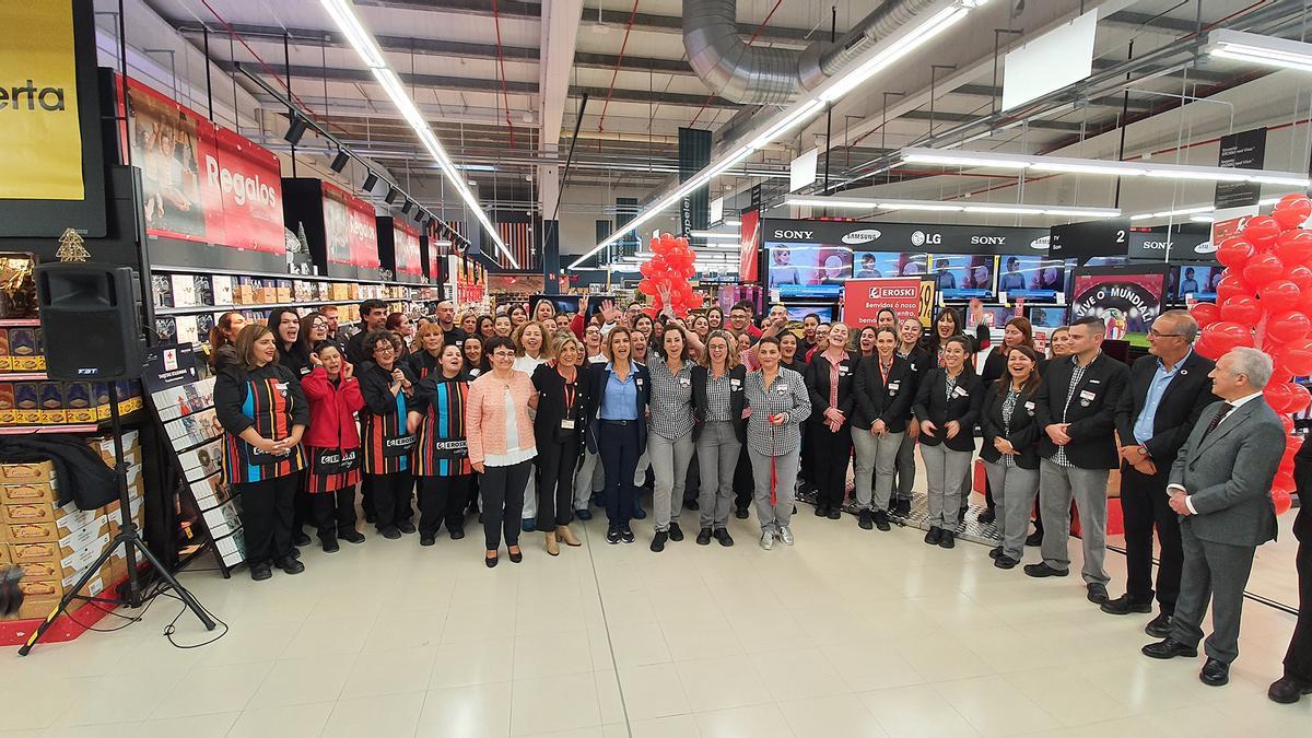 Foto de familia del equipo de la tienda durante la inauguración este jueves.