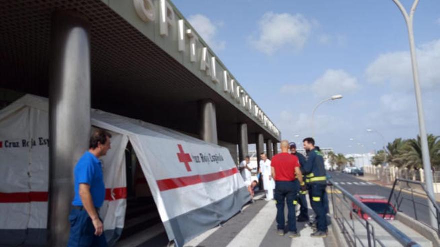 Instalación ayer de la estructura móvil a las puertas del área de Urgencias del hospital Doctor Molina Orosa en Arrecife.