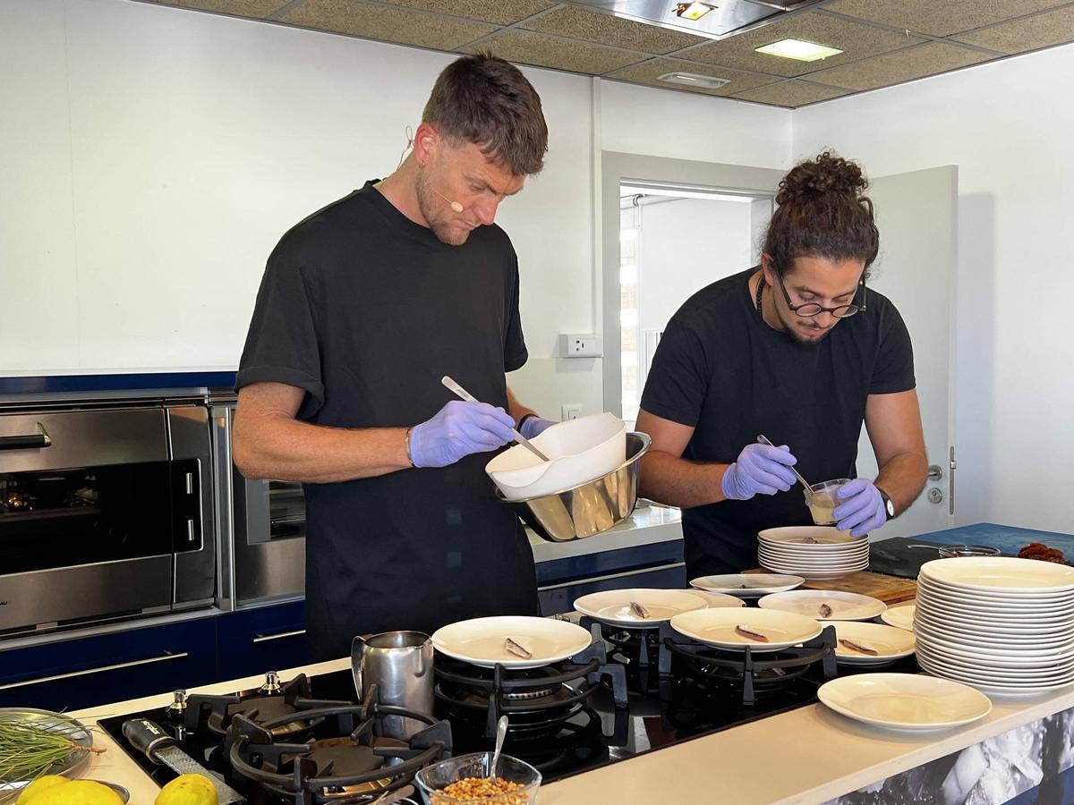 Les imatges del showcooking de peix blau d'aquí amb tècniques orientals, jalapenyos i fum de fulles de pi