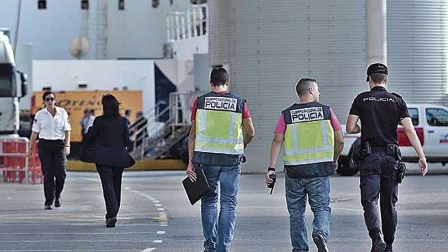 Varios policÃ­as, en el estadio de Son Moix tras el accidente ocurrido en octubre de 2013.