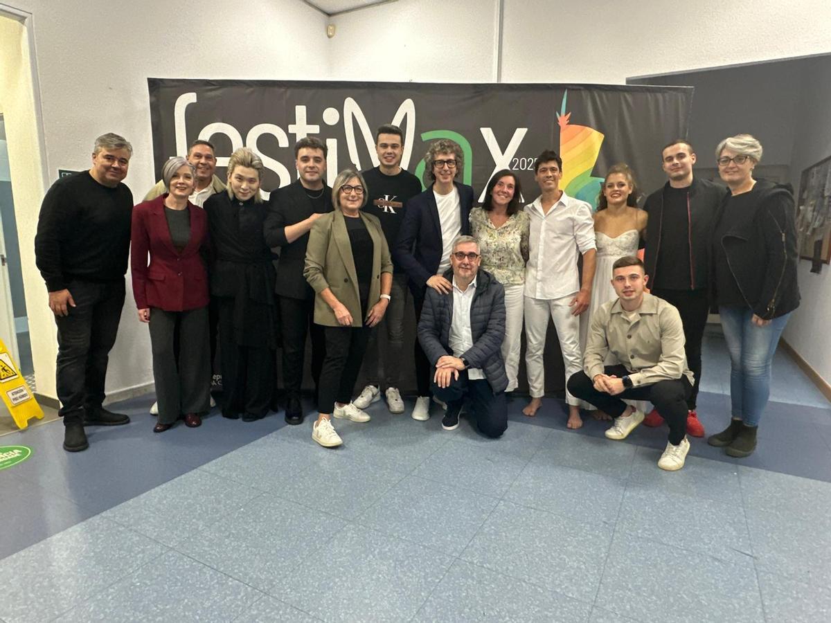 Participantes e organizadores do FestiMax co alcalde amesán, Blas García, no centro abaixo.