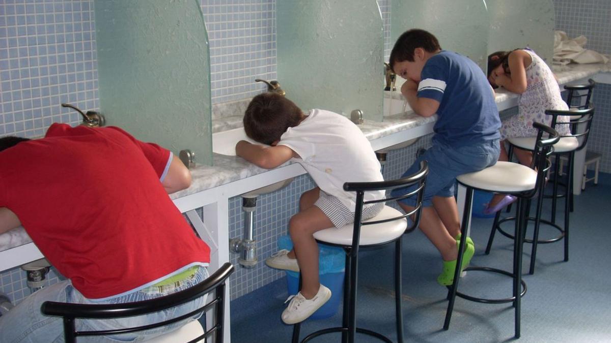 Nenos, durante un tratamento no balneario de Caldelas de Tui.  | // FDV