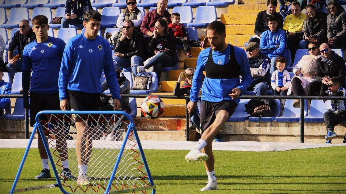 Míchel Herrero participa en un ejercicio con pelota durante un entrenamiento justo antes de iniciar las vacaciones de Navidad.