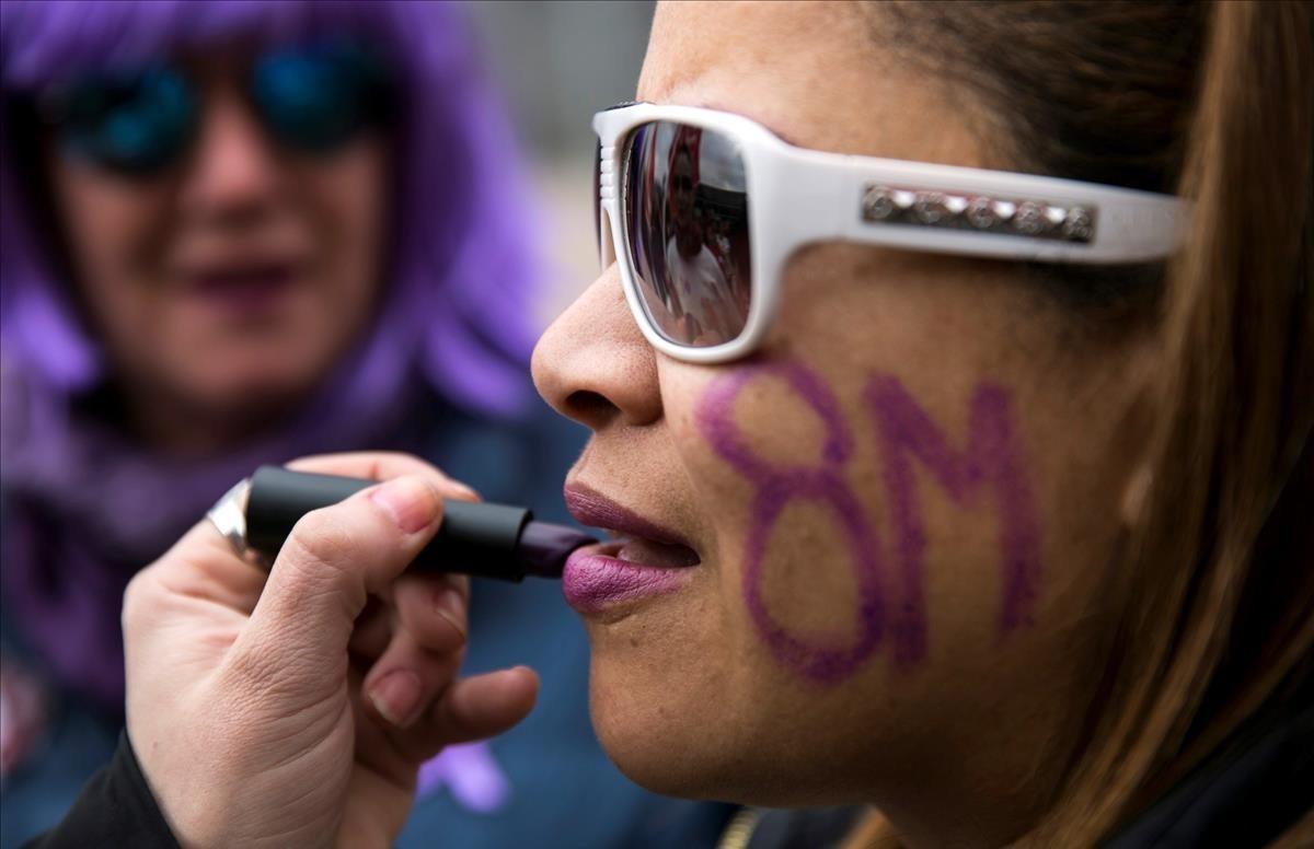 Un grupo de trabajadoras participan en una concentracion durante la huelga feminista convocada hoy con motivo del Dia de la Mujer en el intercambiador de Principe Pio en Madrid