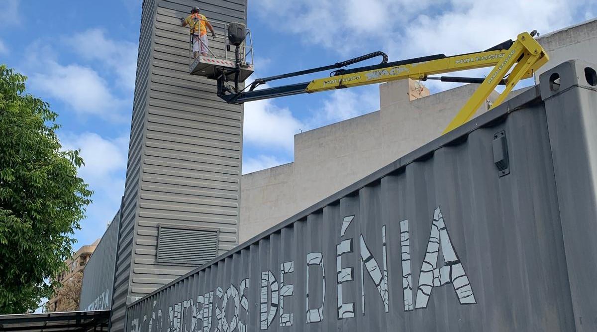Los operarios están pintando la estación