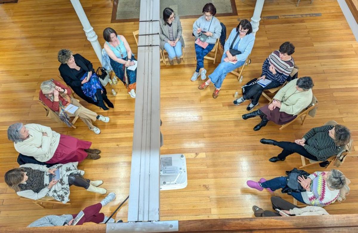 Participantes en el club de lectura, ahora en el Museo Ramón Aller.