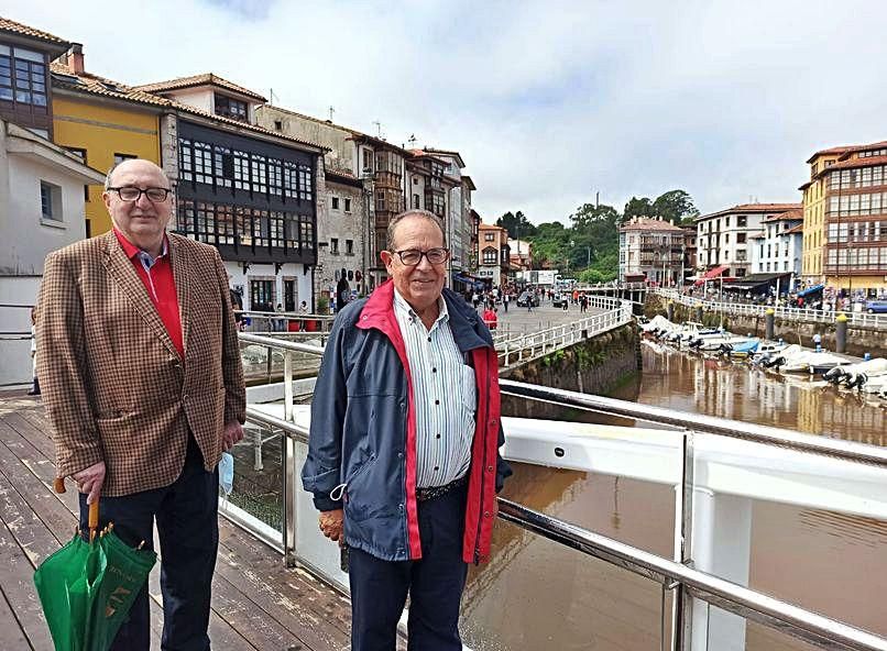 El hostelero José Alberto Santiago Álvarez, “Canene”, y Julián García, vecino de Llanes