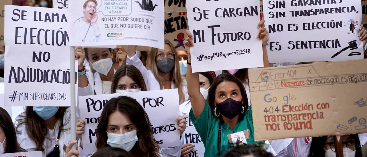 Protesta de aspirantes al MIR frente al ministerio de Sanidad