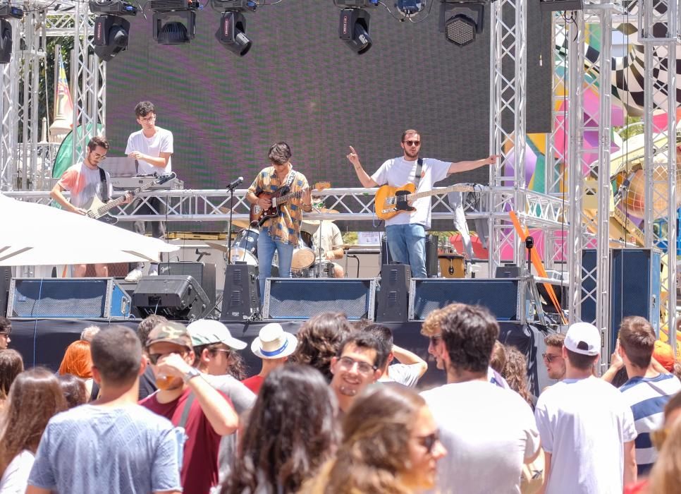 La mascletà de la pirotecnia valenciana Fuegos Artificiales del Mediterráneo hace retumbar la emblemática plaza con un disparo compacto con un potente final terrestre y aéreo