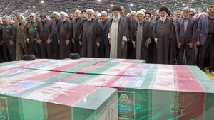 El líder supremo iraní, el ayatolá Alí Jamenei, dirige un servicio fúnebre por el fallecido presidente Ebrahim Raisi, el ministro de Exteriores y otras personas muertas en un accidente de helicóptero.