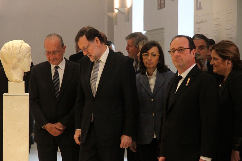 François Hollande y Mariano Rajoy son recibidos con honores junto al Ayuntamiento de Málaga. Antes del almuerzo, han visitado el Museo de Málaga.