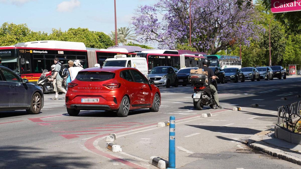 Coche circulando por el carril bus en Paseo Colón.