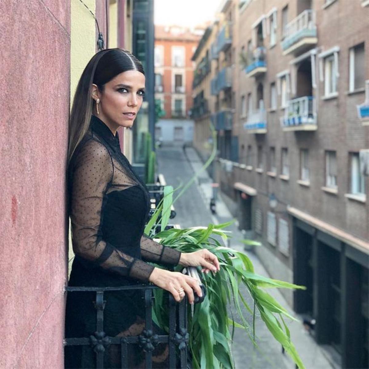 Juana Acosta posa en Madrid con un vestido de transparencias de Dior